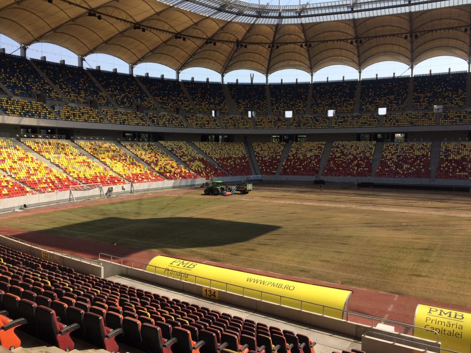 Cea de-a opta schimbare a gazonului de pe Arena Națională a început în forță, cu un tractor, două remorci și câteva lopeți | FOTO&VIDEO
