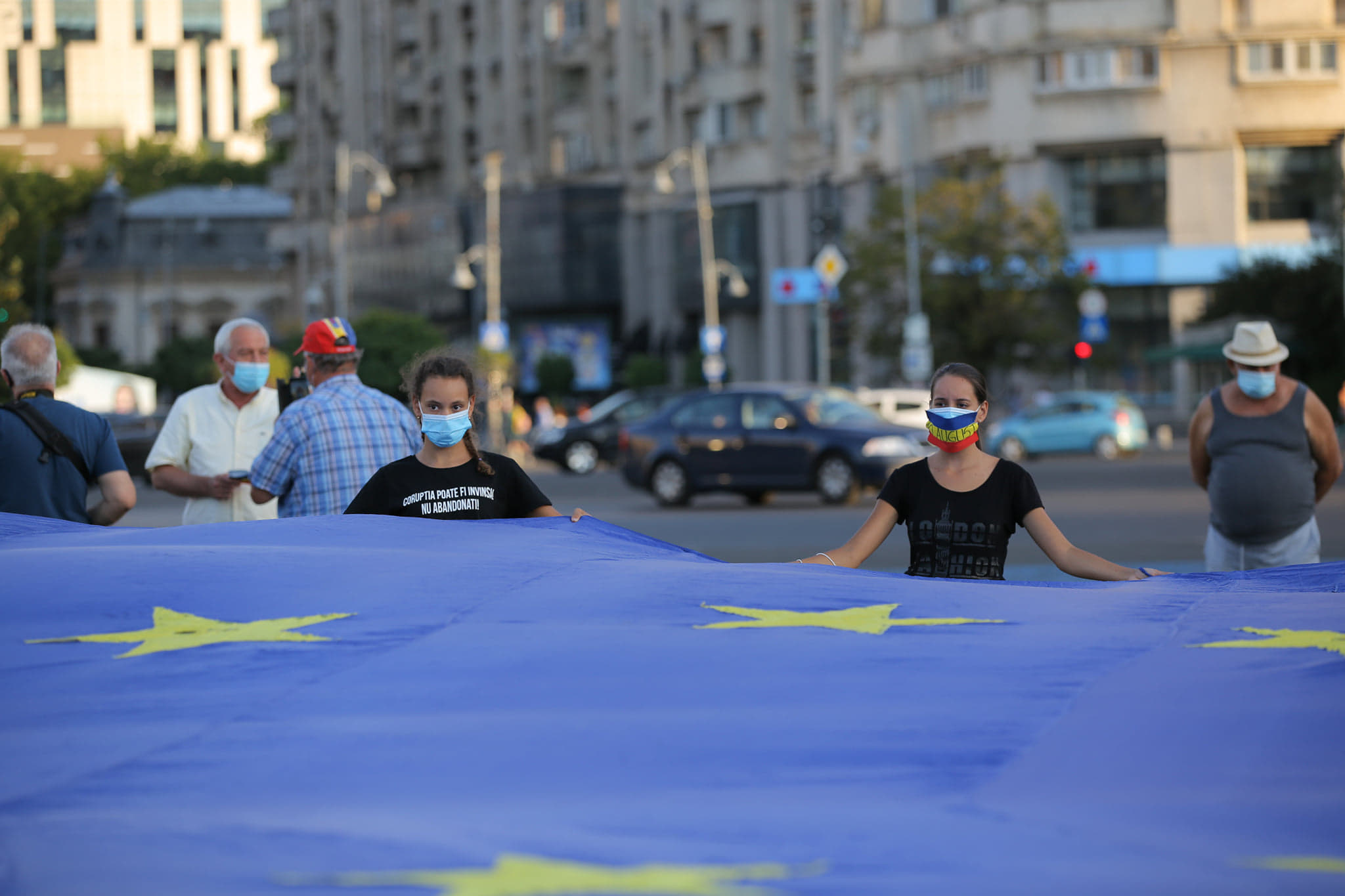 Protest simbolic în Piaţa Victoriei, la doi ani de la violențele înregistrate la “mitingul diasporei” din 10 august. “Vinovații să plătească”