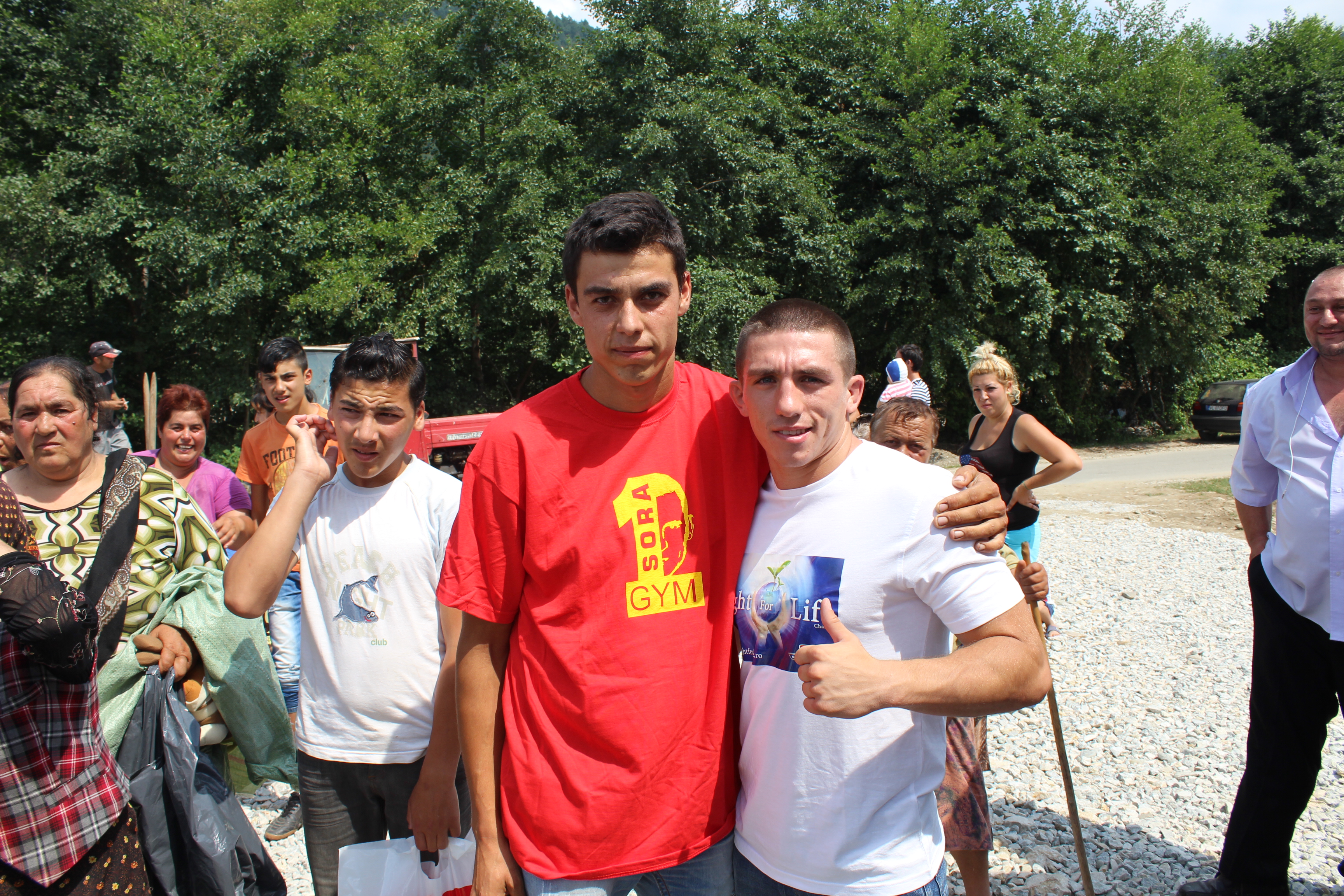 Luptătorii Superkombat au împărţit materiale de construcţii şi ajutoare sinistraţilor din Vaideeni