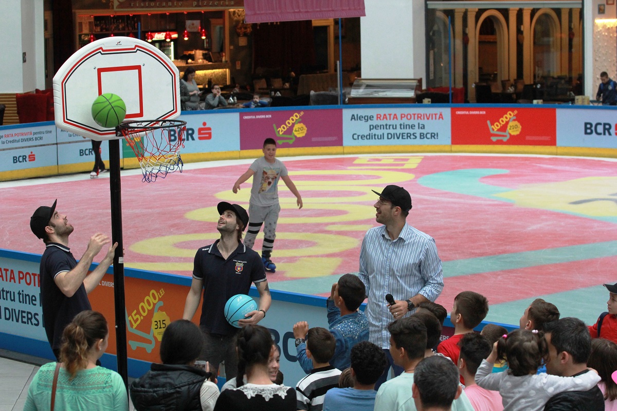 Virgil Stănescu, președintele echipei de baschet Steaua, a dat lecții de baschet în mall