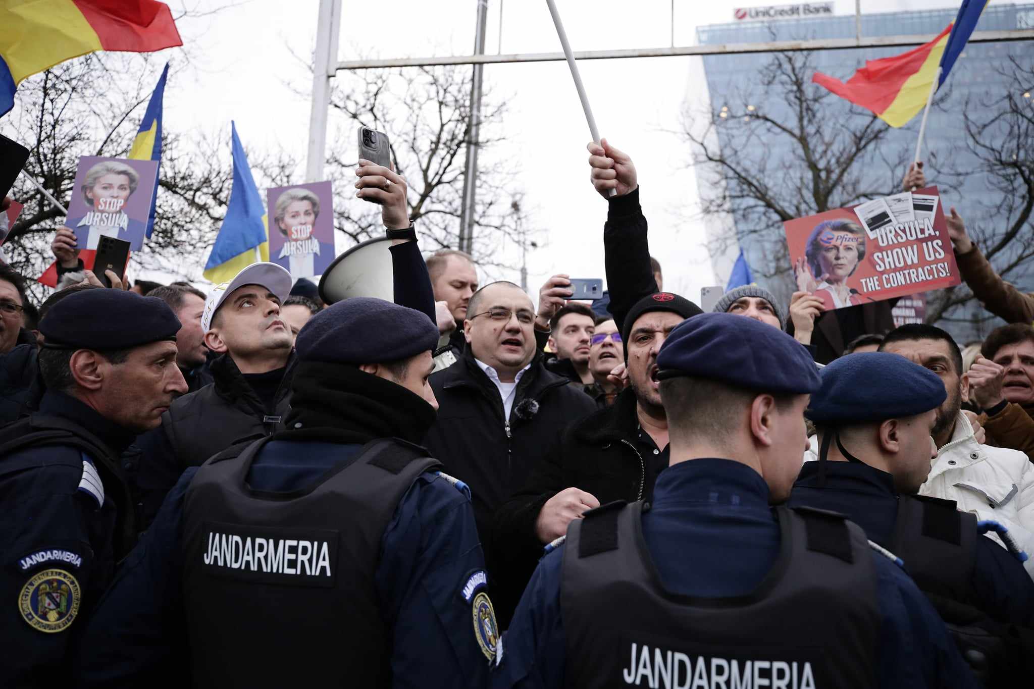 Protest AUR în timpul Congresului PPE de la București. Manifestanții s-au îmbrâncit cu jandarmii: „Ursula, nu uita, România nu te vrea!”