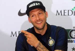 FOTO / Fanii au ÎNNEBUNIT când l-au văzut. Cum s-a îmbrăcat Materazzi când a ajuns în India