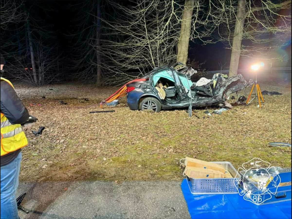 Un fotbalist român din Germania a rămas fără un picior, după ce a făcut BMW-ul praf într-un copac