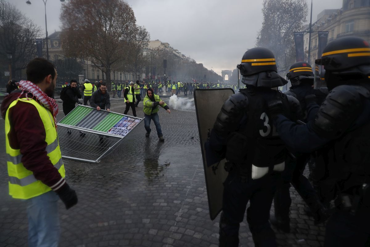 FOTO | Mesajul lui Emmanuel Macron pentru protestatarii „Vestele Galbene” care s-au confruntat cu jandarmii în Paris: „Ruşine să le fie”