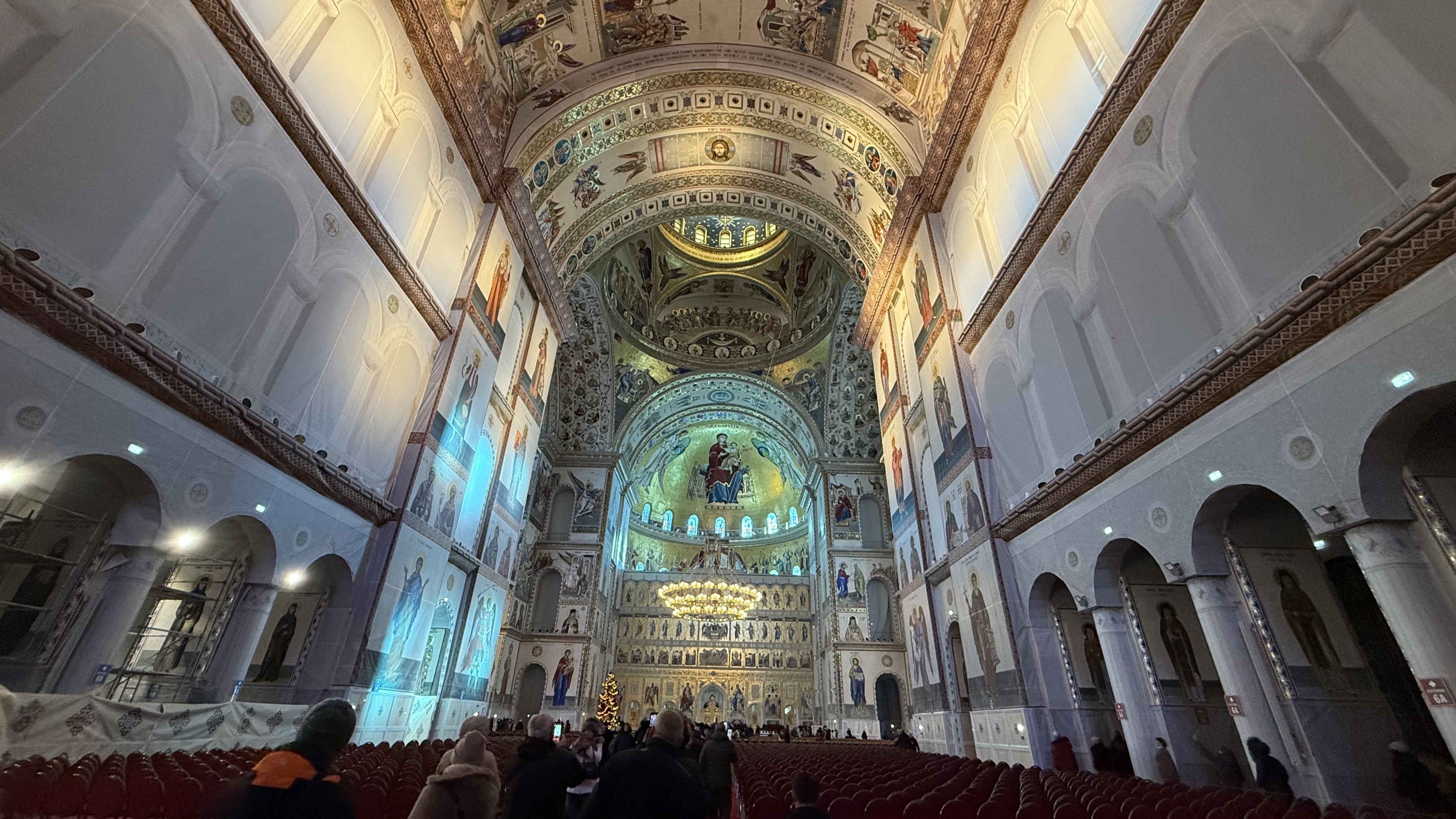 A doua zi de Crăciun la Catedrala Națională. Mii de credincioși au venit din țară și din străinătate să viziteze cea mai mare biserică ortodoxă din lume
