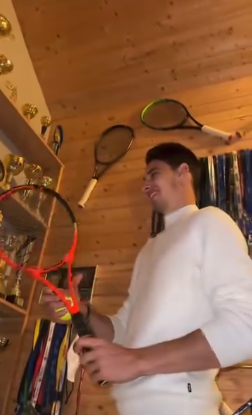 Imagini din casa părinților lui Victor Cornea, din Sibiu. Andreea Bălan a arătat toate medaliile, cupele și diplomele pe care logodnicul ei le are