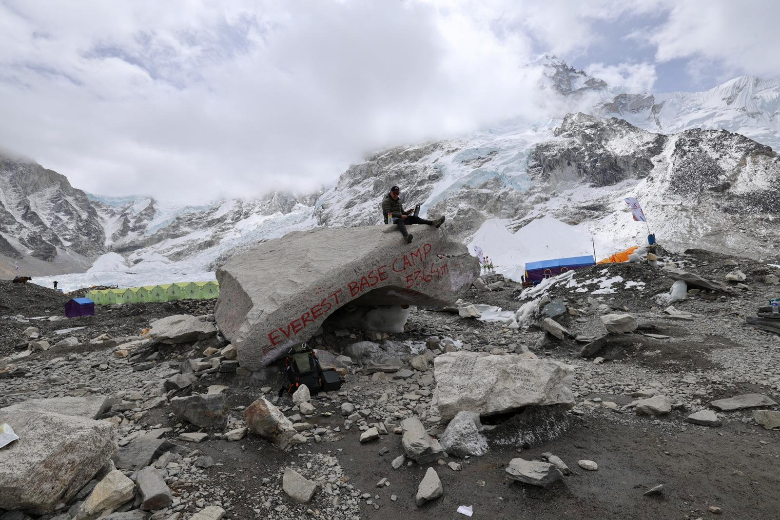 Un fost militar nepalez, cu ambele picioare amputate, a urcat pe Everest. „A făcut istorie!”