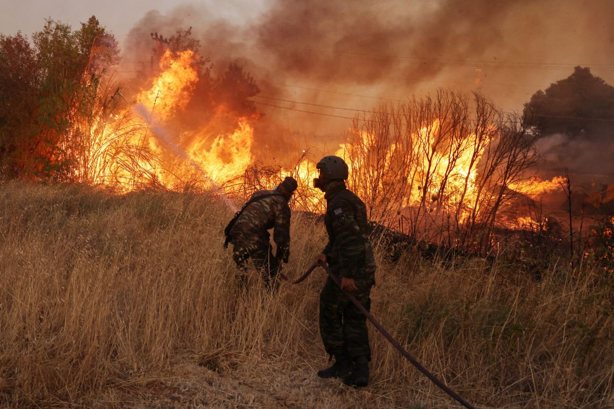 Incendii de vegetație în Grecia. O persoană, găsită decedată într-un magazin distrus de flăcări, la periferia Atenei