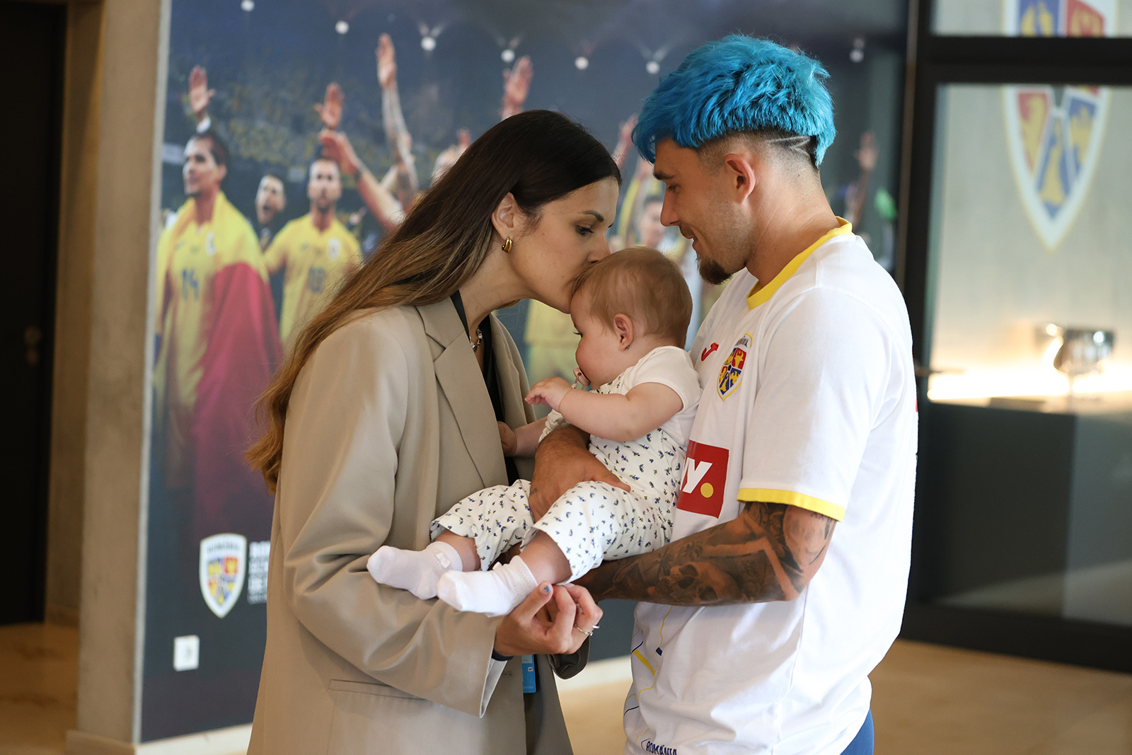 EURO 2024. „Moment deosebit de emoționant” pentru tricolori: și-au reîntâlnit familiile în cantonamentul din Germania