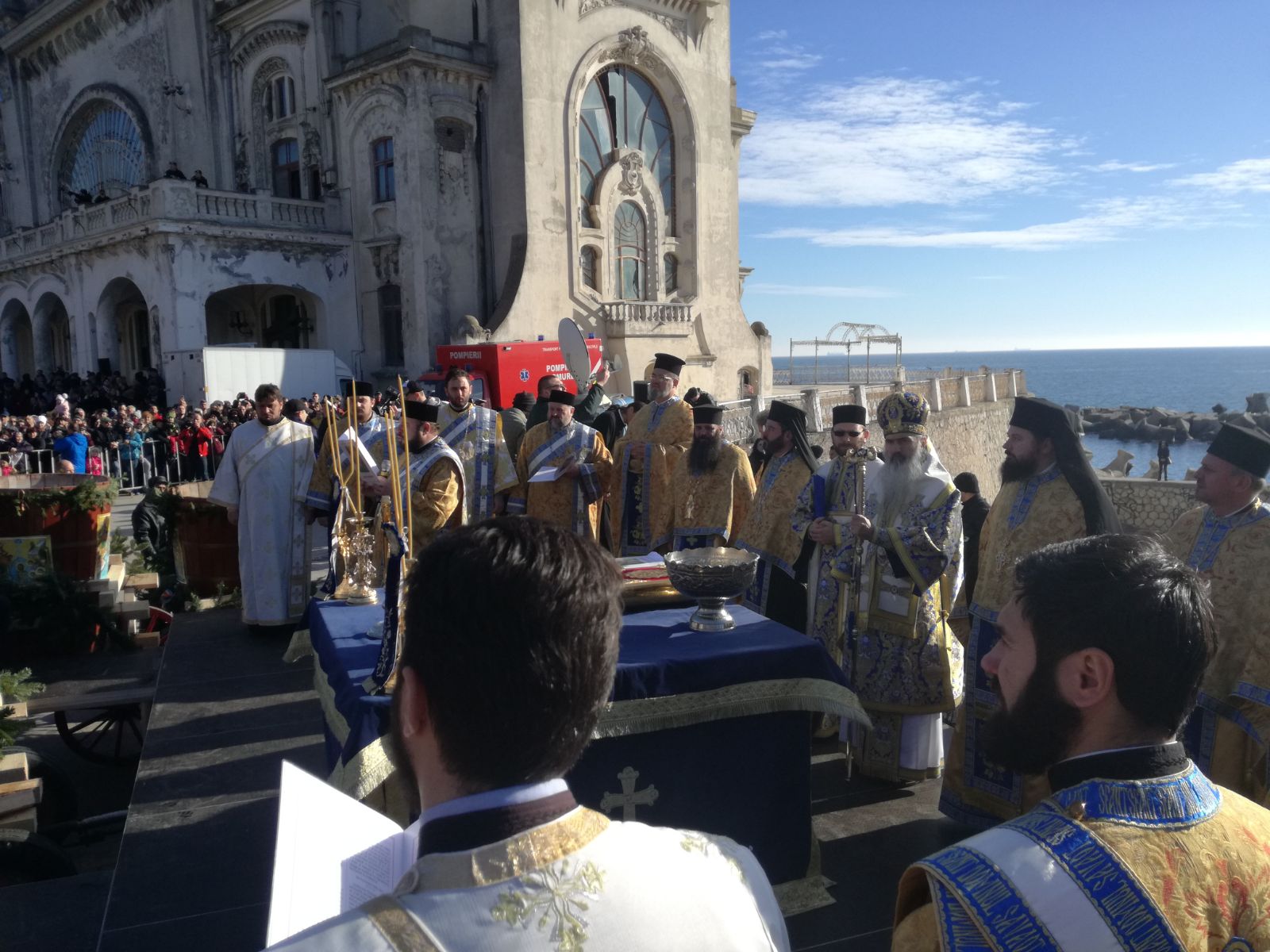 VIDEO: Peste 10.000 de oameni s-au călcat în picioare pentru agheasmă, la Constanța. În loc de gerul Bobotezei, o vreme de primăvară