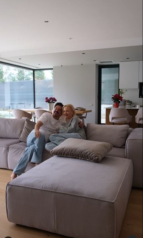 Imagini din casa în care Mihai Petre și Elwira s-au mutat. Detaliul din living care a atras atenția