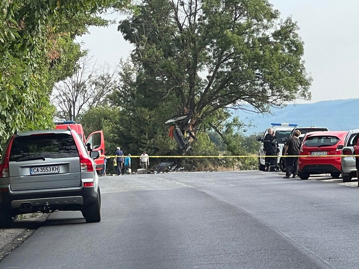 Imagini teribile cu autocarul românesc implicat în accident în Bulgaria. Bucăți din vehicul au rămas agățate de un copac