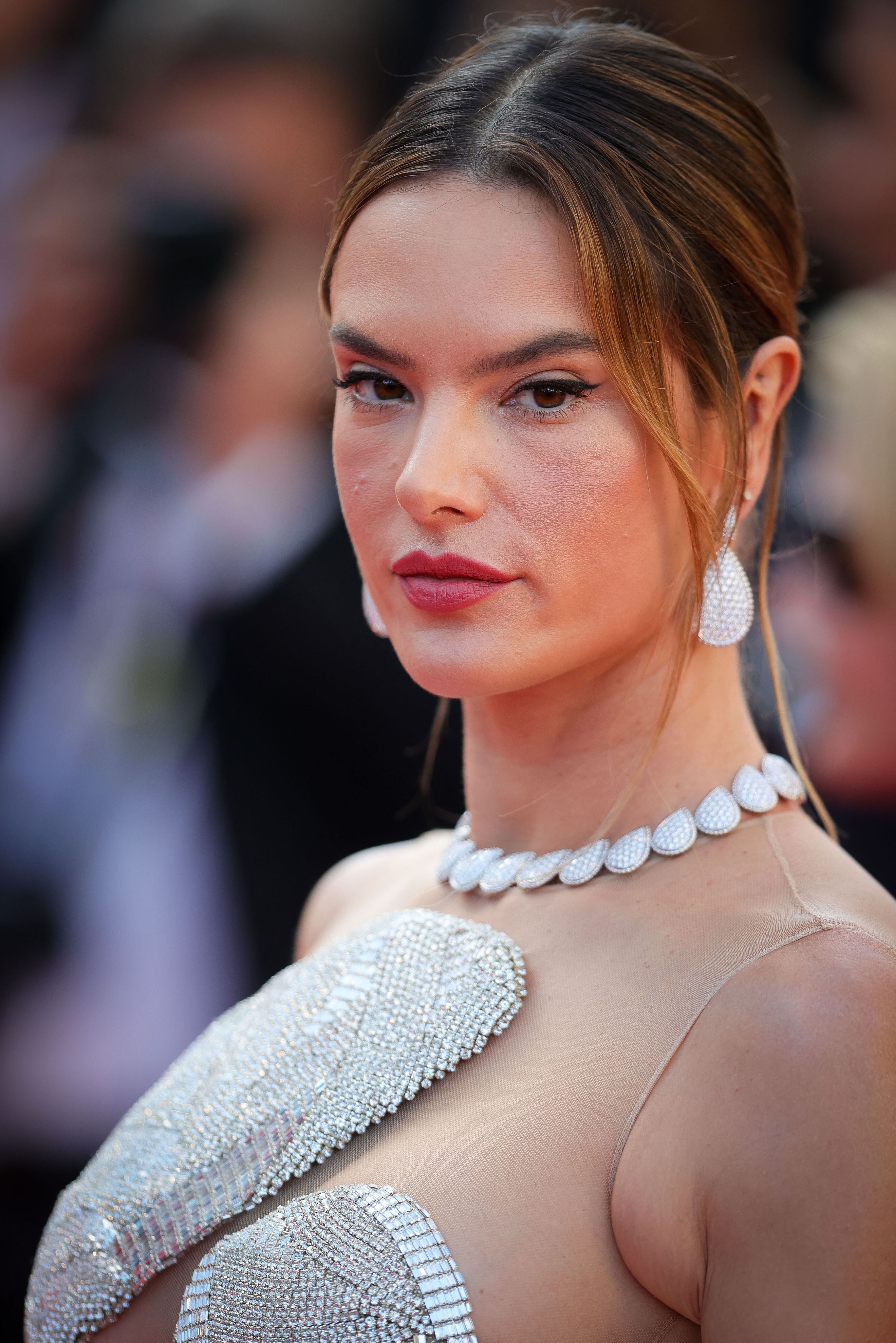 FOTO. Ținuta îndrăzneață cu care a apărut fotomodelul Alessandra Ambrosio pe covorul roșu de la Cannes. Iluzia optică din imagini