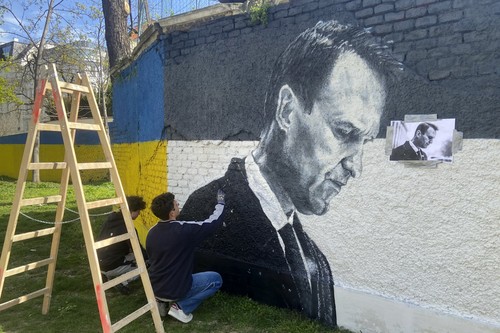 Două portrete uriașe ale lui Aleksei Navalnîi au apărut în Viena, pictate lângă un monument al soldaților sovietici care au cucerit orașul | FOTO