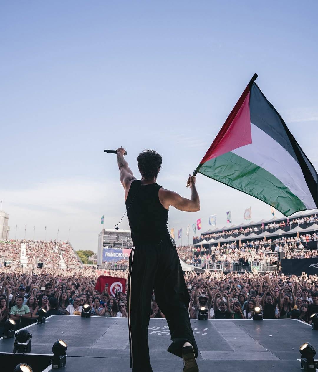 Artistul Saint Levant, noul ambasador Prada, a stârnit controverse după ce a purtat un colier cu harta Palestinei
