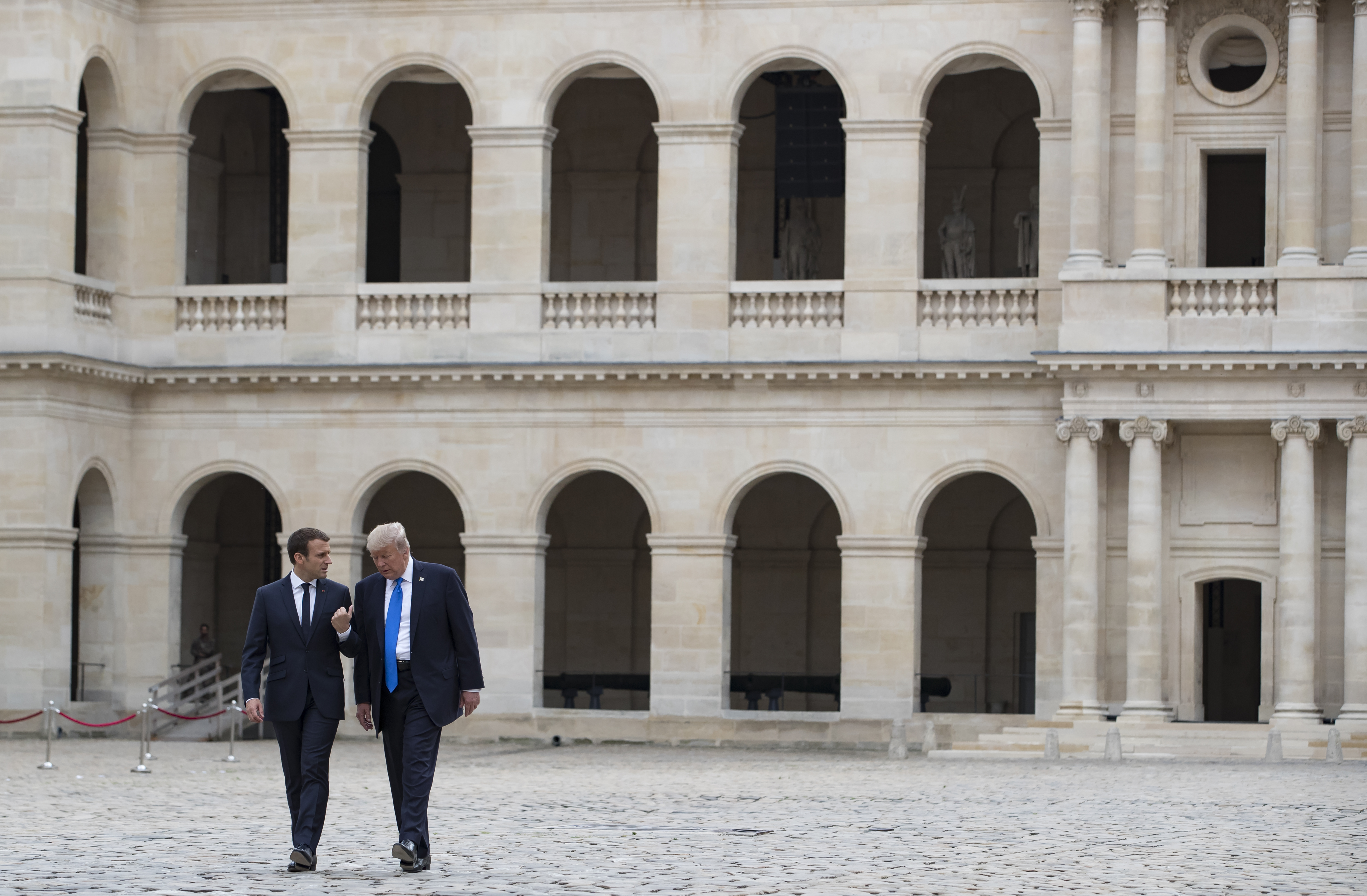 FOTO| Trump, primit de Macron la Paris. Zâmbetele au înlocuit grimasele în timpul ceremoniei