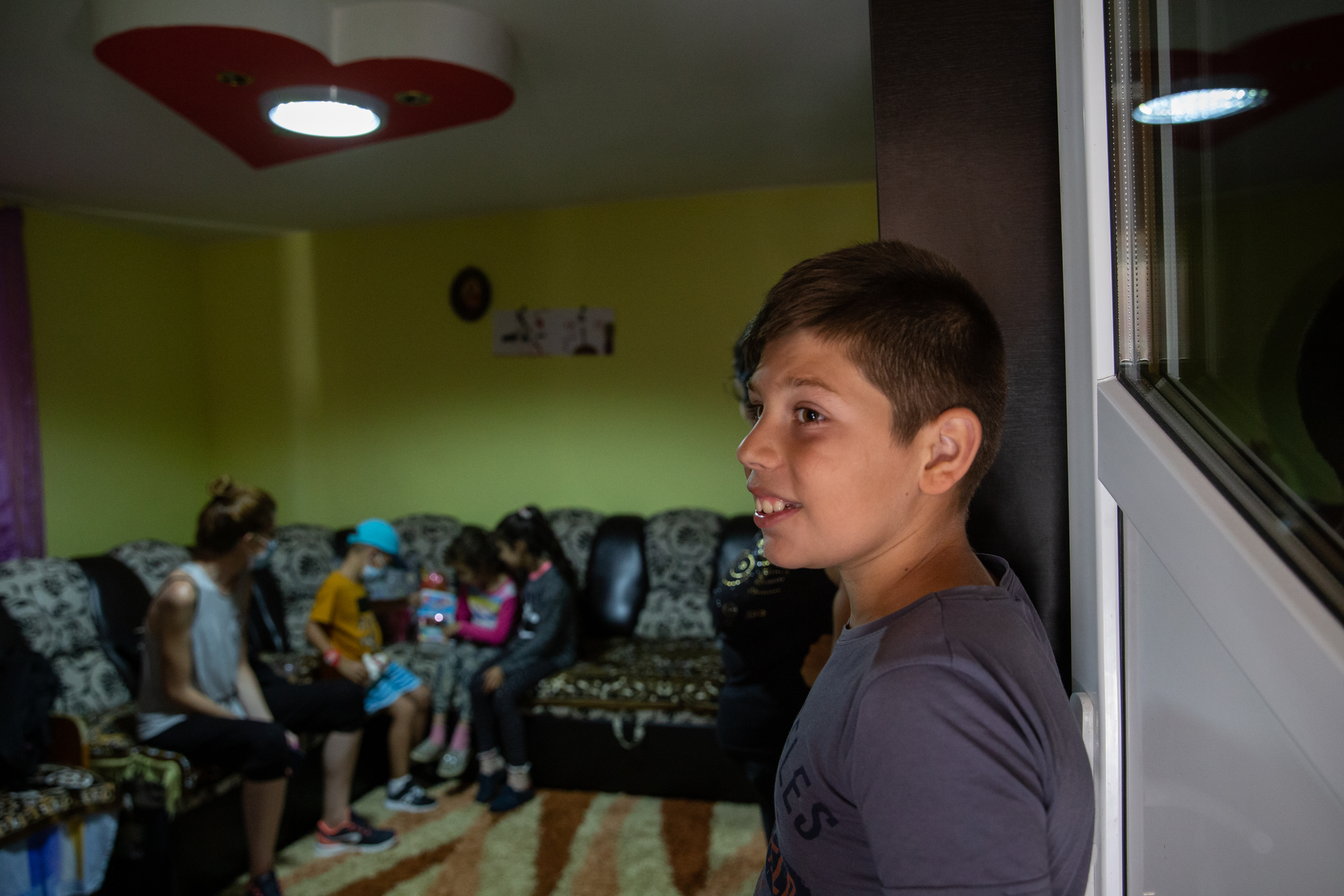 Voluntarii de la Casa Bună încearcă să ia copiii de la muncile câmpului și să-i așeze în fața computerului. “Sperăm să creştem dintre ei mici programatori”