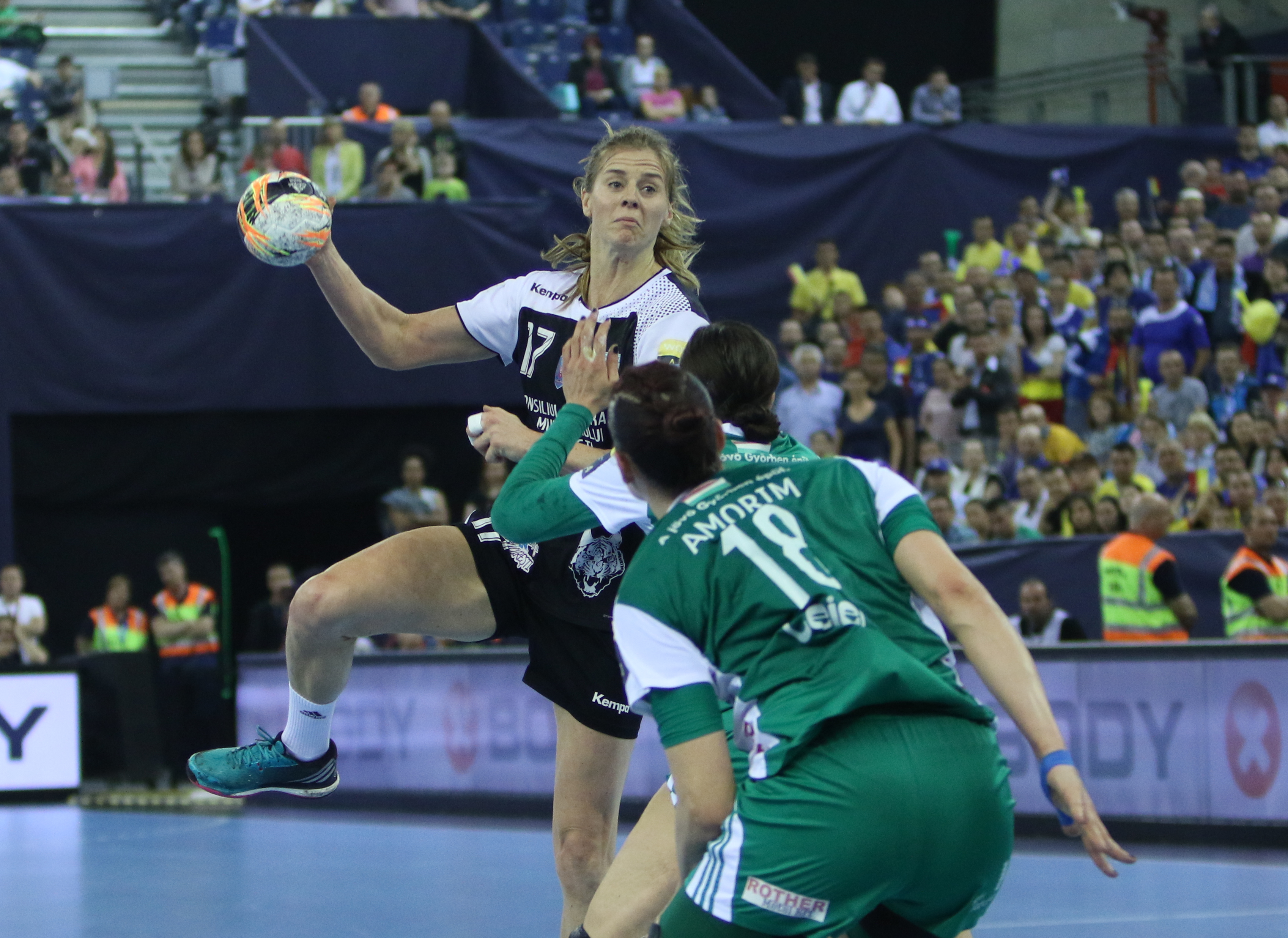 CSM Bucureşti este noua regină a Europei. Echipa noastră a câştigat, dramatic, la 7 metri, finala Ligii Campionilor la handbal feminin cu Gyor/ FOTO