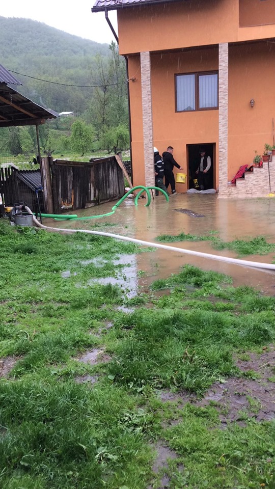 Vremea rea a făcut prăpăd în zece județe. Peste 300 de gospodării au fost evacuate