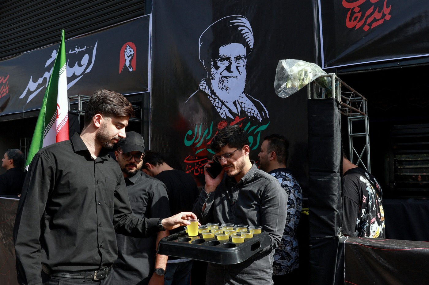 Imagini uluitoare de la funeraliile lui Khamenei din Iran unde portretul lui Donald Trump „a fost lapidat” ca în ritualurile religioase I VIDEO