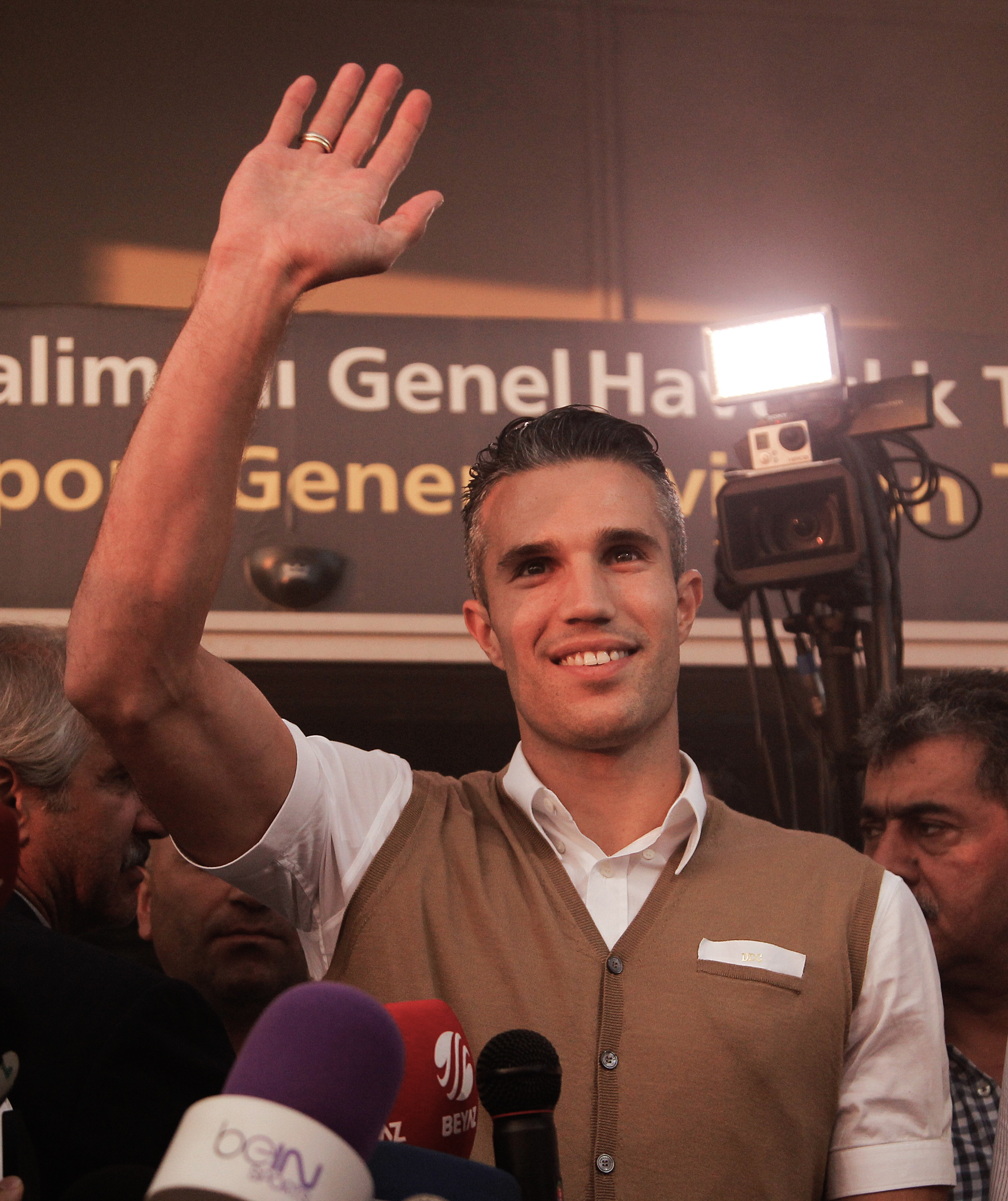Robin Van Persie a ajuns la Istanbul să semneze cu Fenerbahce / GALERIE FOTO