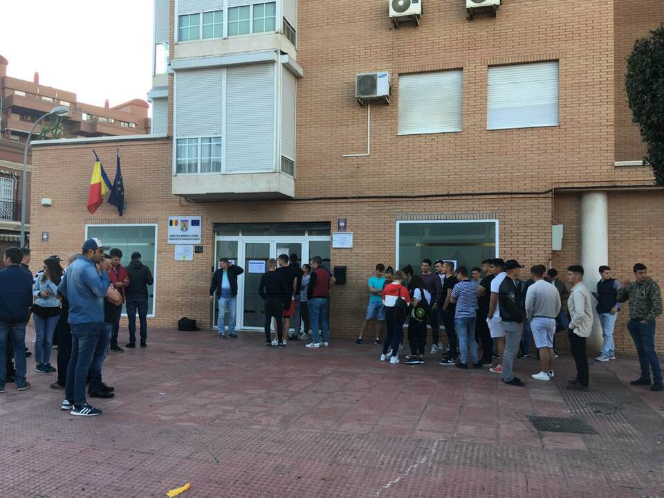 FOTO, VIDEO | Imagini incredibile la Londra: coadă interminabilă la secția de votare din cartierul botezat „Little Romania”! Mobilizare exemplară a diasporei și în Germania, Italia, Olanda și Belgia