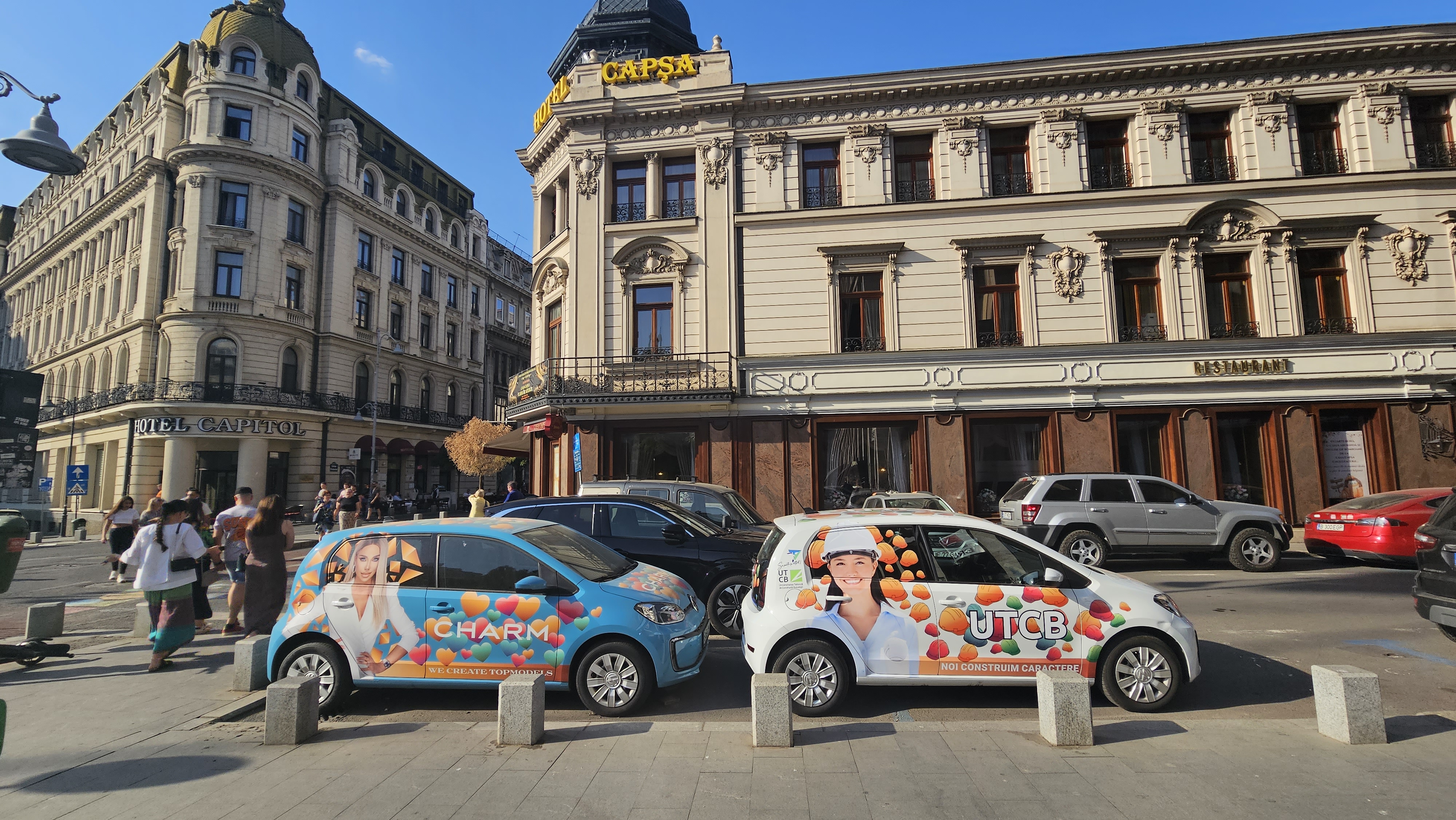 O universitate din București şi-a parcat maşinile lângă cele care fac reclamă la videochat: „Creăm supermodele” versus „Noi construim caractere”