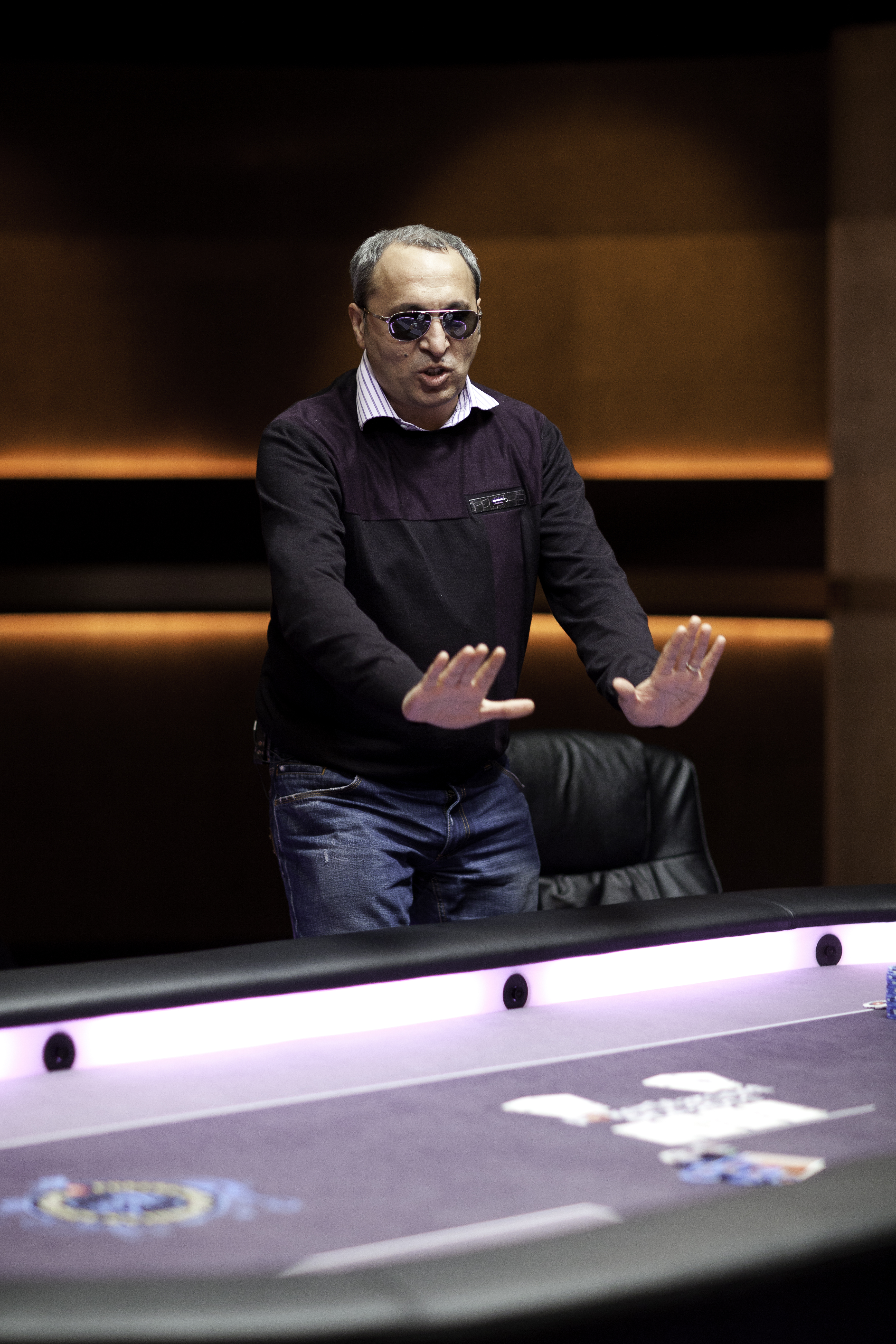Ce s-a ales de omul care l-a învățat poker pe Pițurcă și ce s-a întâmplat după ce a câștigat un premiu de 1.350.000 $. ^Fratele lui făcea parte din gruparea Tarzan, care trafica prostituate, și e la pușcărie! Povești cu Piți de la jocurile de noroc