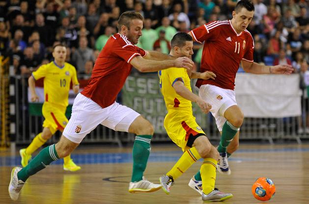 Calificare furată cu cronometrul. Selecționata de futsal a României a ratat prezența la Euro 2015 în ultima secundă. ^Oficial, ultima fază a ungurilor a durat 3 secunde. Cronometrajul efectuat de Sportnews arată că acțiunea a ținut peste 4 secunde! / VIDEO
