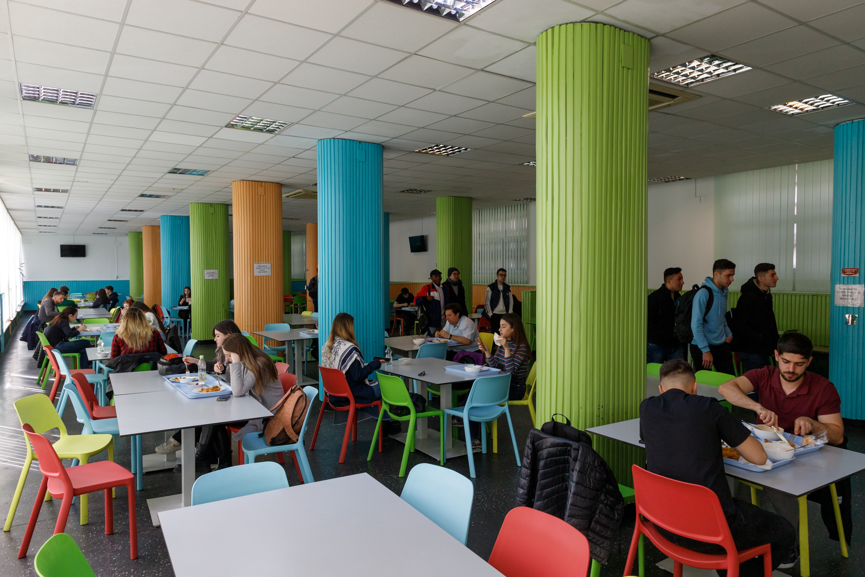 Nu doar seniorii își schimbă meniul din cauza inflației. Cât îi costă pe studenți să mănânce la o cantină universitară