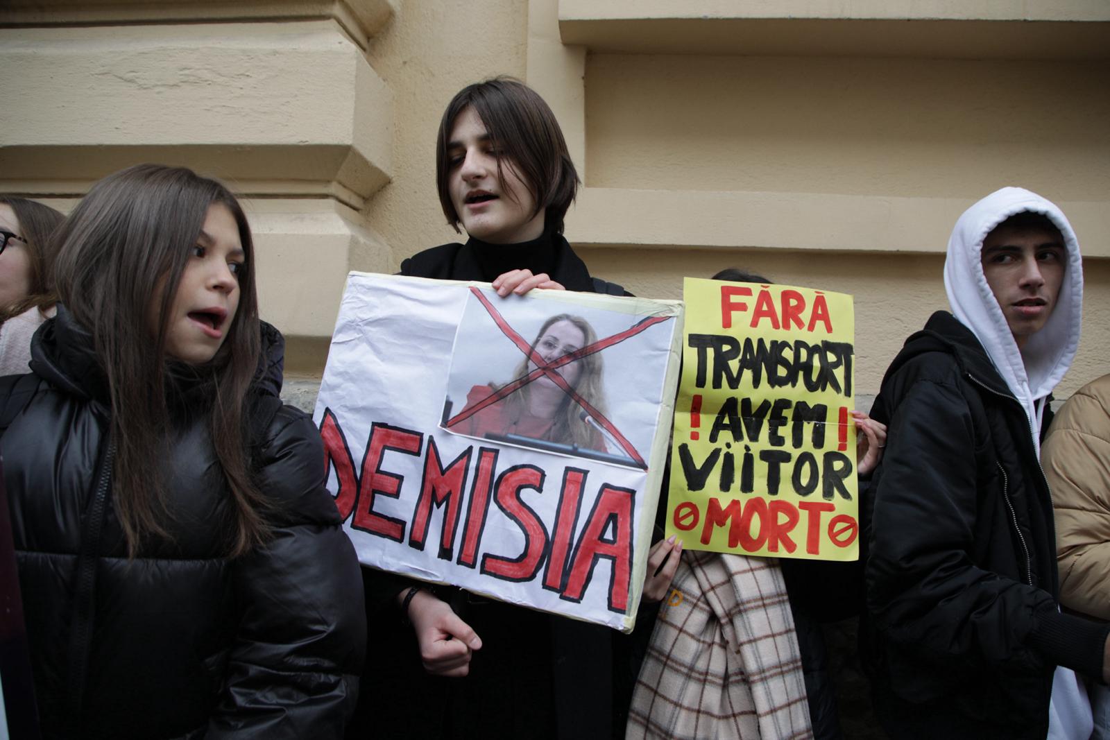 Elevii din 19 județe au rămas fără transport gratuit. Protest în fața Ministerului Educației: „E un drept fundamental să ajungi la școală”
