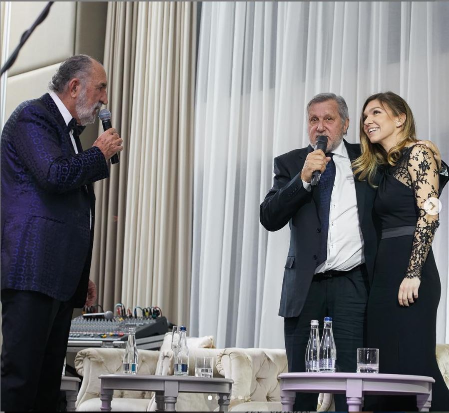 FOTO| Simona Halep a făcut senzație la aniversarea clubului lui Țiriac. A purtat o rochie superbă