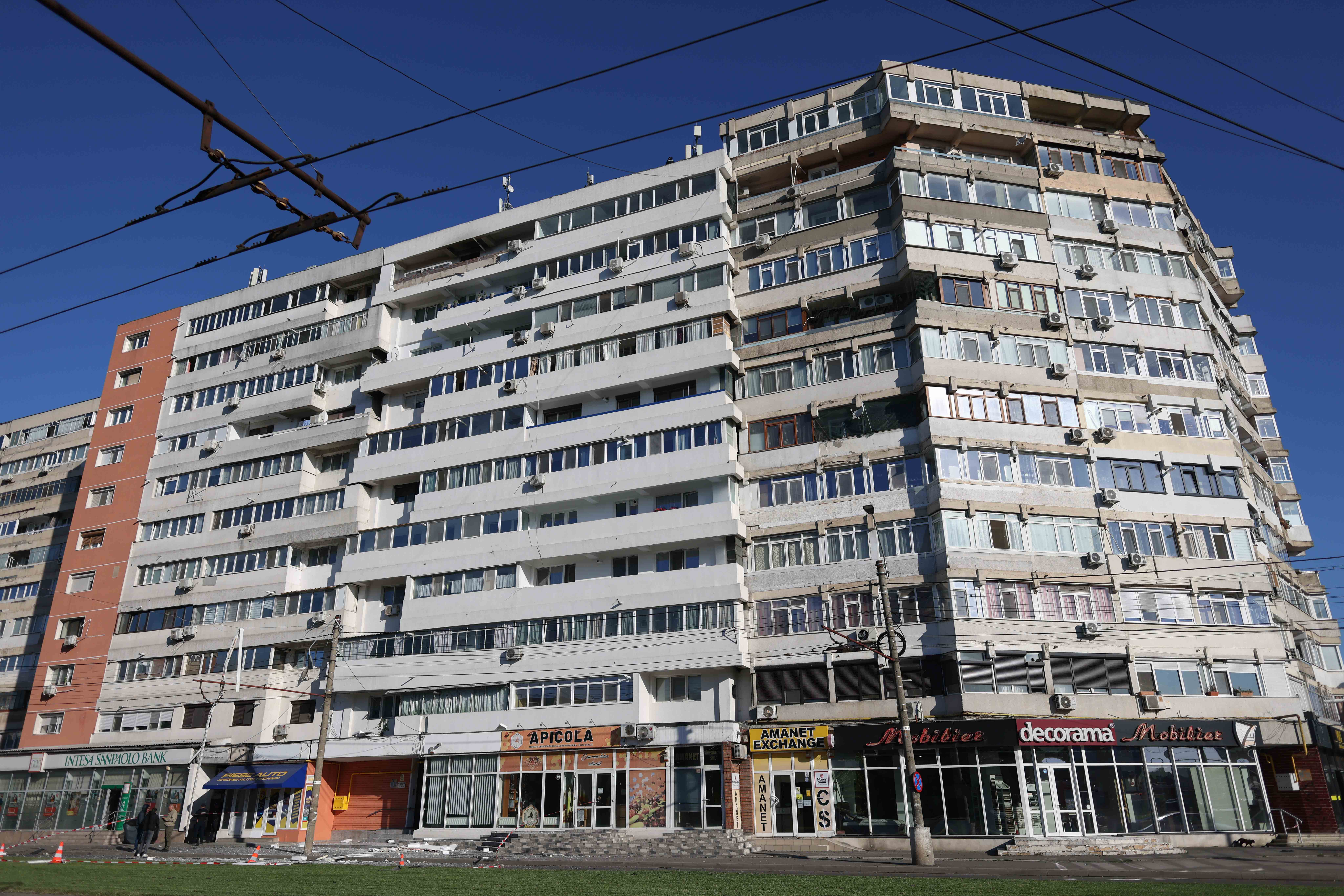 Locuitorii din blocul peste care a căzut drona la Galați se vor putea întoarce în apartamente, dar momentan nu vor avea nici gaze și nici curent electric