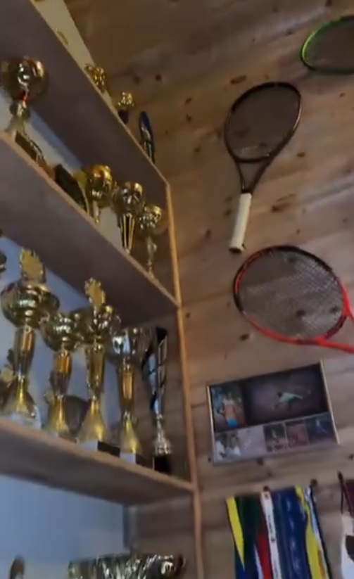 Imagini din casa părinților lui Victor Cornea, din Sibiu. Andreea Bălan a arătat toate medaliile, cupele și diplomele pe care logodnicul ei le are