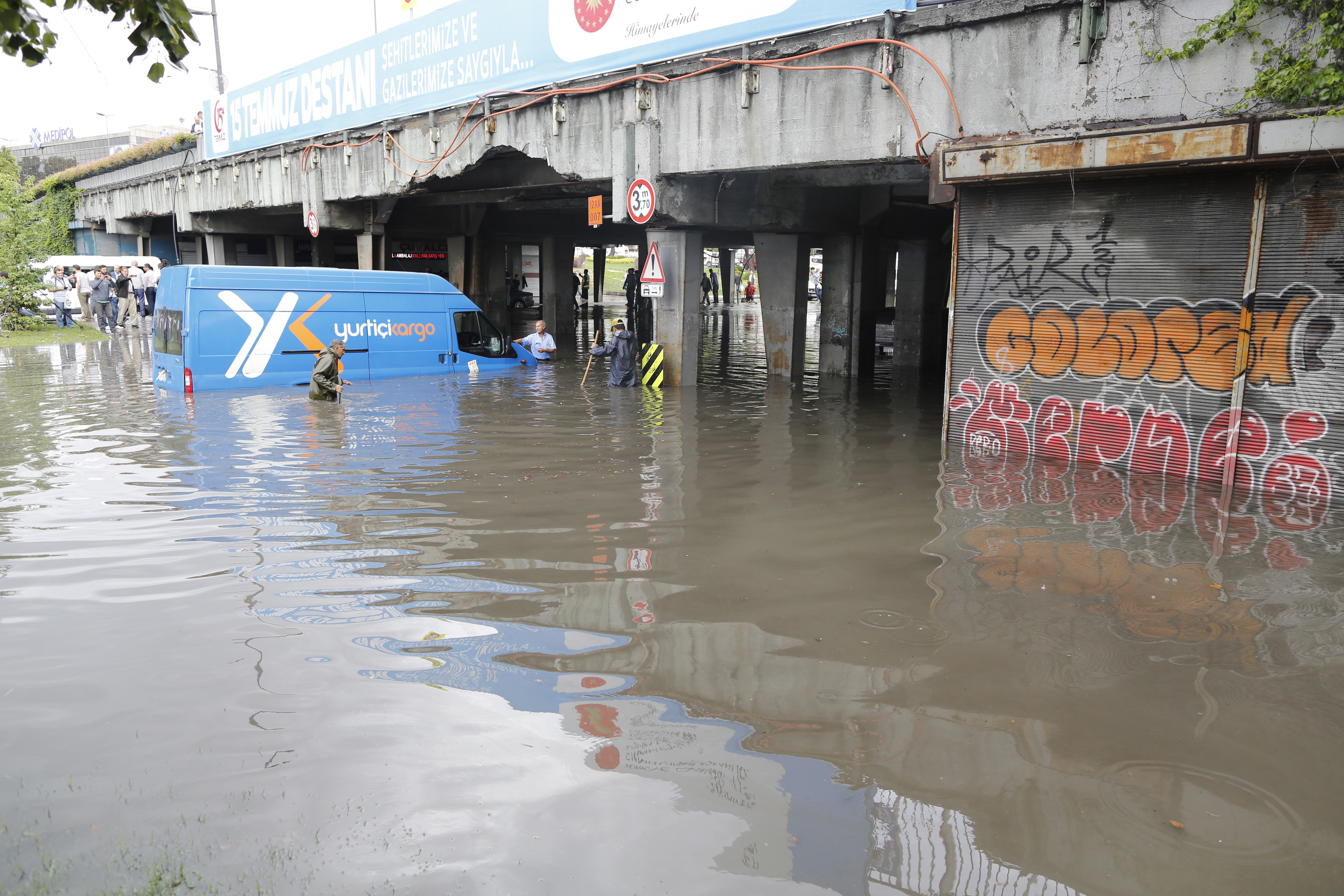 Istanbul, inundat în urma ploilor torențiale. Circulația a fost paralizată | FOTO