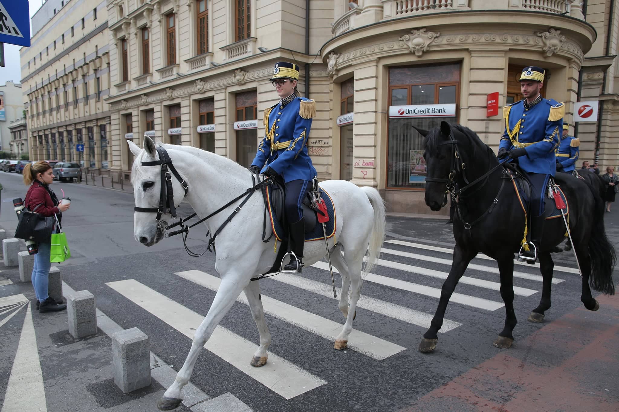 UPDATE. Ziua Regelui, marcată prin manifestări culturale. Ceremonie militară şi depuneri de coroane de flori la statuia Regelui Carol I din Piaţa Palatului Regal | FOTO&VIDEO