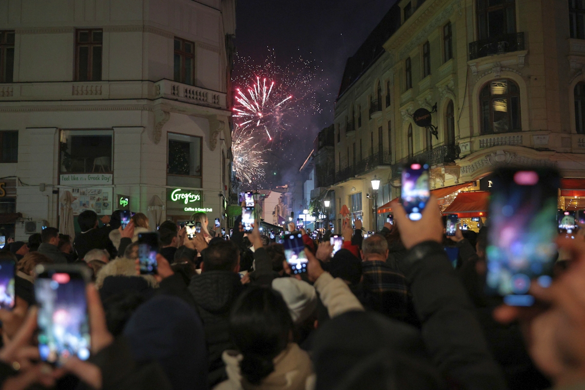 FOTO. Sute de persoane au petrecut de Revelion în Centrul Vechi, din București. A fost show și în Parcul IOR