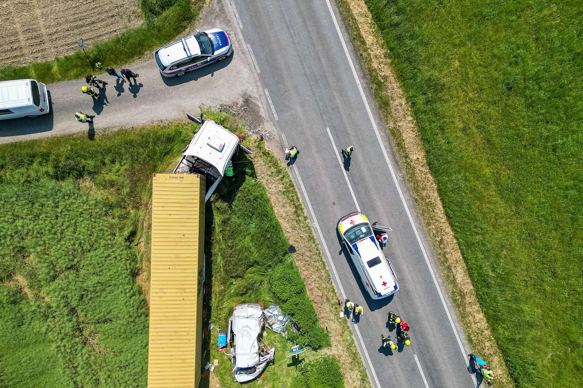 Imagini de groază cu duba în care a murit un curier român, lovit de un TIR pe o șosea din Austria