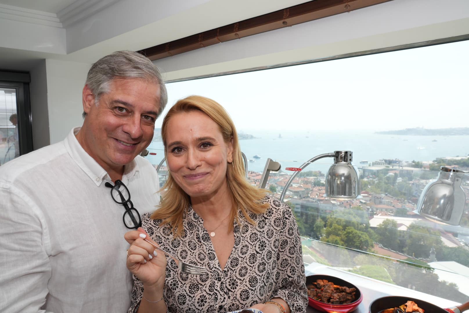 Andreea Esca și-a dus prietenii și familia la Istanbul de ziua ei. Ce spune Lucian Mândruță despre salariul vedetei și despre meniul de la petrecere