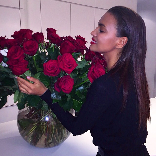 Irina Shayk, în sânii goi pe plajă! Se distrează cu un bărbat ca să îi facă în ciudă lui Ronaldo / GALERIEFOTO&VIDEO