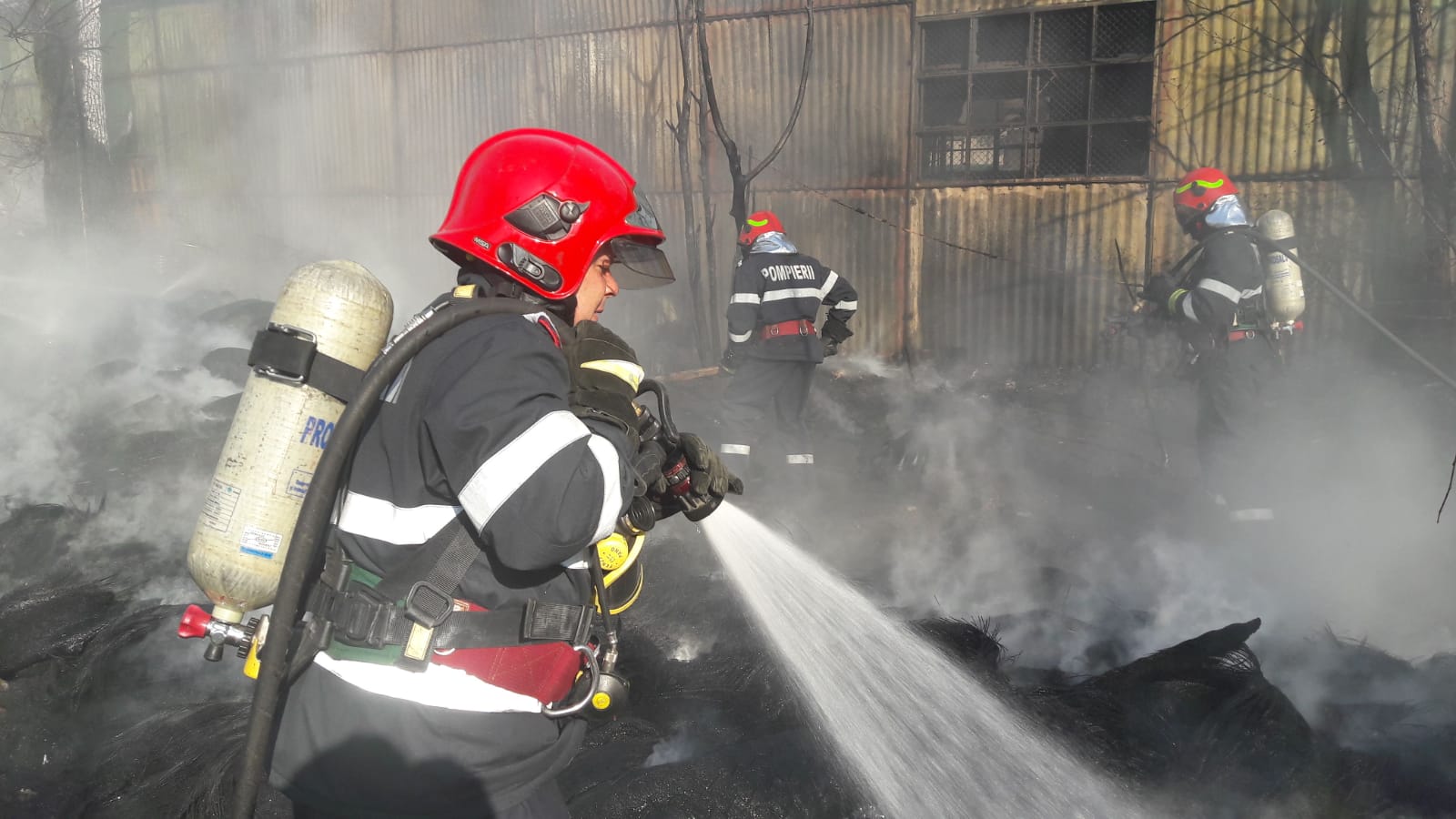 Incendiu puternic la un depozit de anvelope din Măgurele, lângă Centura Capitalei (FOTO)