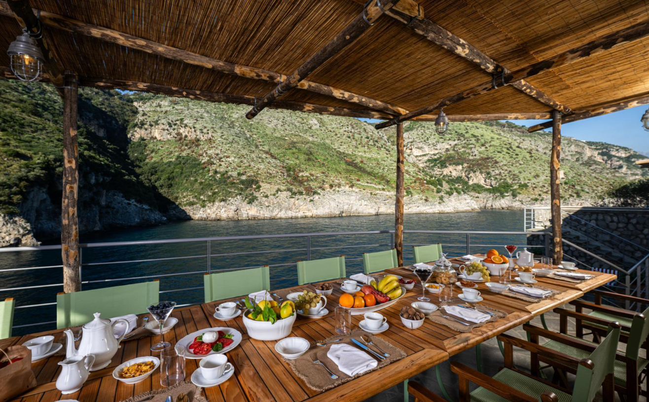 Fosta insulă a lui Eduardo De Filippo, închiriată cu 300.000 de euro pe săptămână. Cum arată paradisul privat de pe Coasta Amalfi