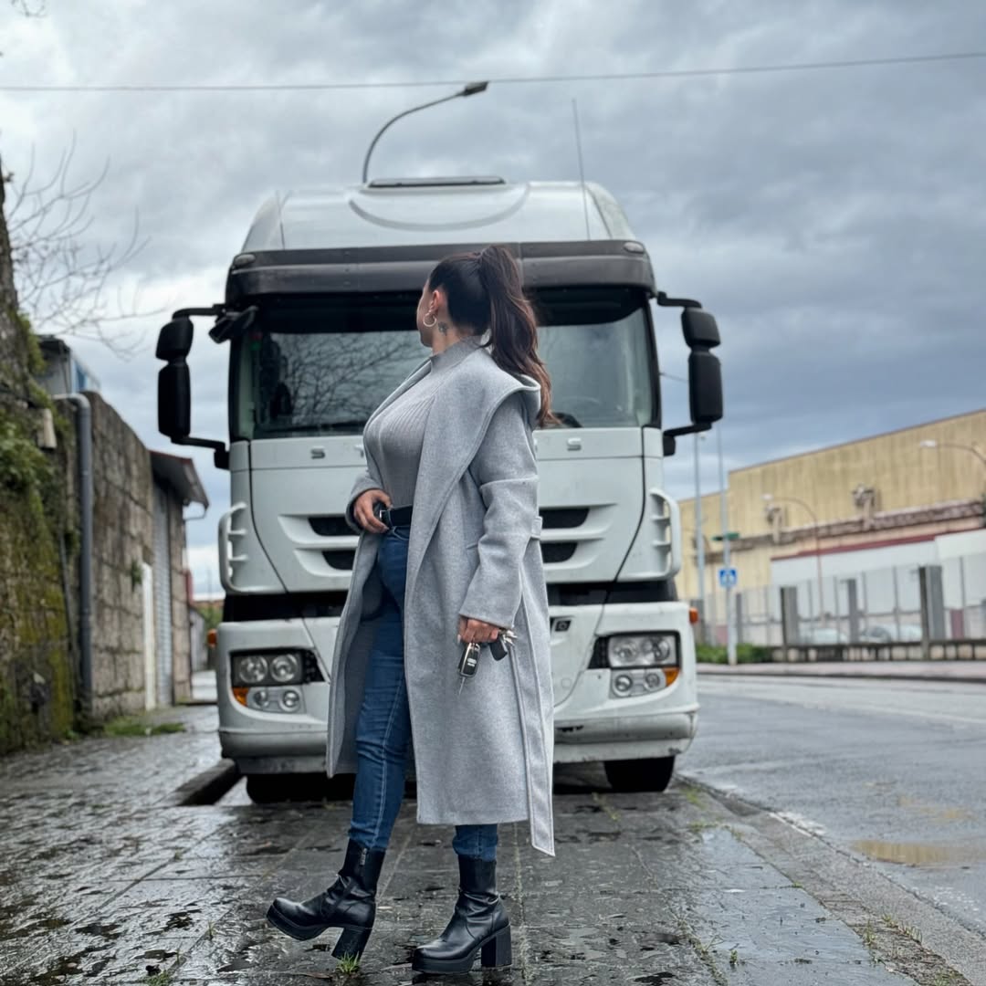O tânără a renunțat la munca într-un depozit de fructe și s-a făcut șoferiță de TIR în Spania. Au convins-o camionagiii care descărcau mărfurile