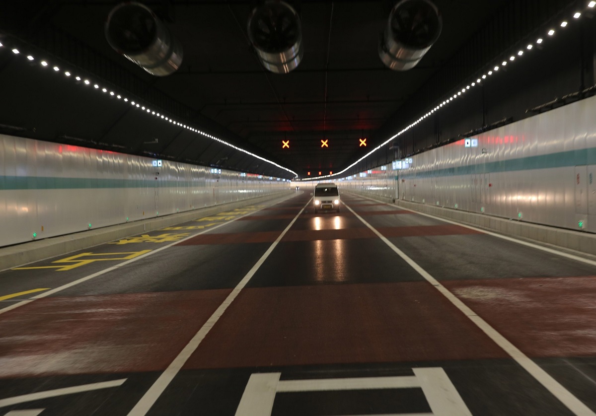 China a inaugurat a doua cea mai lungă autostradă subacvatică din lume. Ce lungime are și în cât timp a fost construită