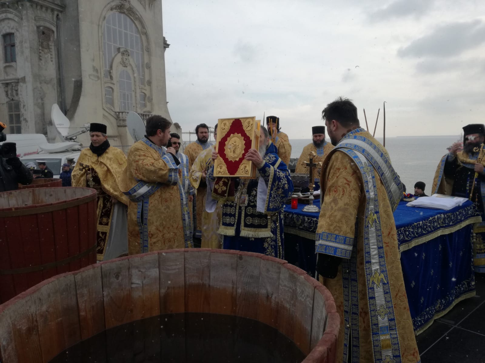 FOTO/ Deși mai puțini ca în anii trecuți, constănțenii tot s-au înghesuit ca să ia agheasmă. IPS Teodosie a aruncat spre cer trei porumbei