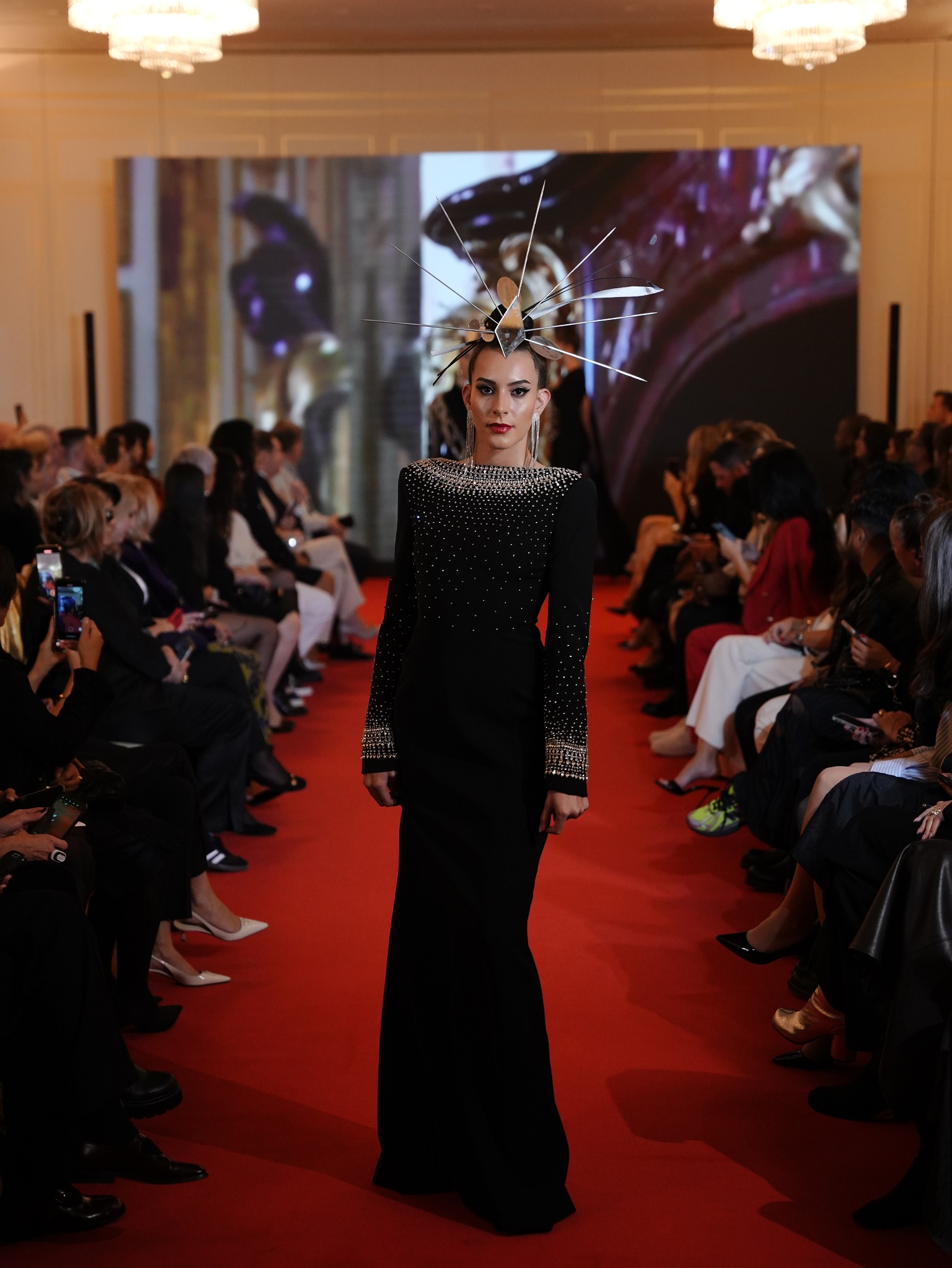 Cătălin Botezatu, aplaudat la Paris Fashion Week 2024. Și-a prezentat noua colecție haute-couture la Hotelul Ritz