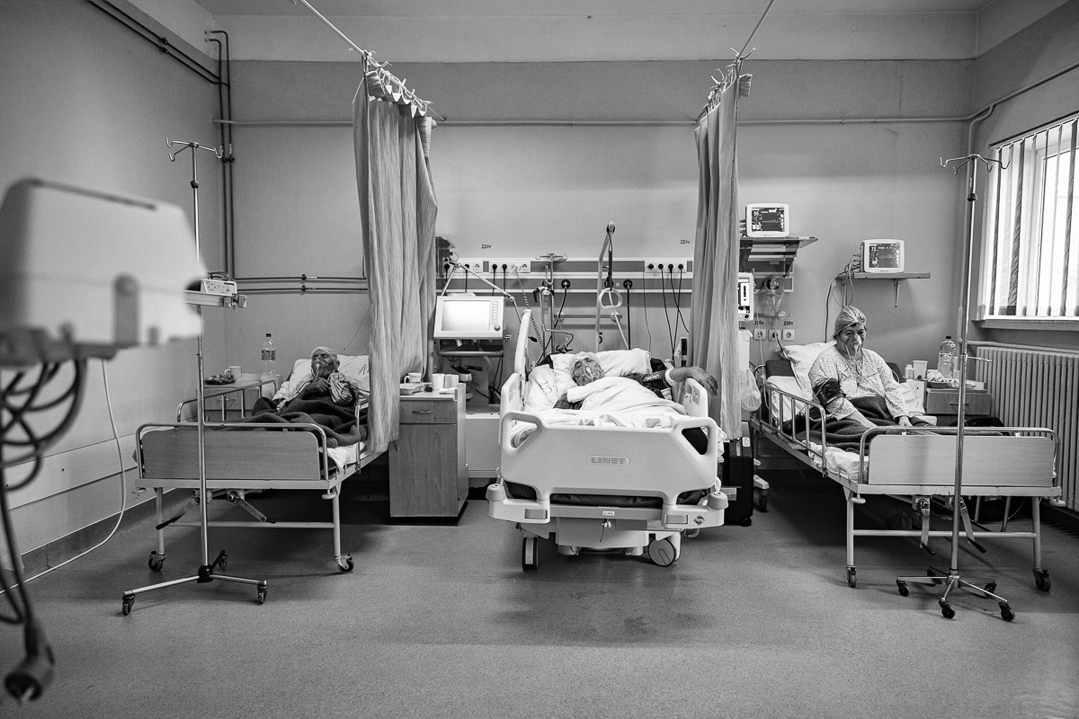 Despre oxigen, cafeină şi spiritul sacrificat al sărbătorilor în spitalul COVID din Roşiori de Vede: „O să picăm toţi la un moment dat”