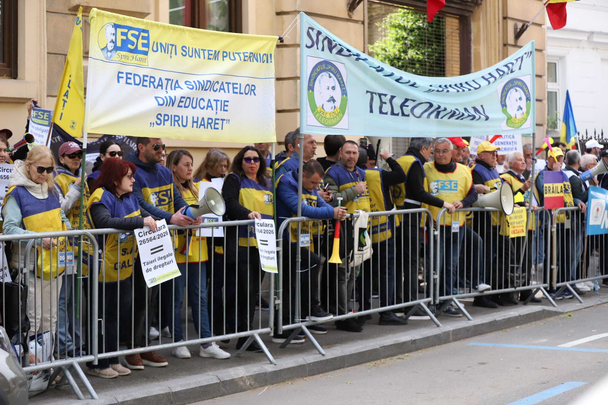 Ministrul Educației, Mihai Dimian, a coborât în mijlocul sindicaliștilor care-i scandau sub geam. „Mă bucur să-mi văd colegii. Nu trăim o situație normală”, spunea oficialul cu o zi înainte de proteste