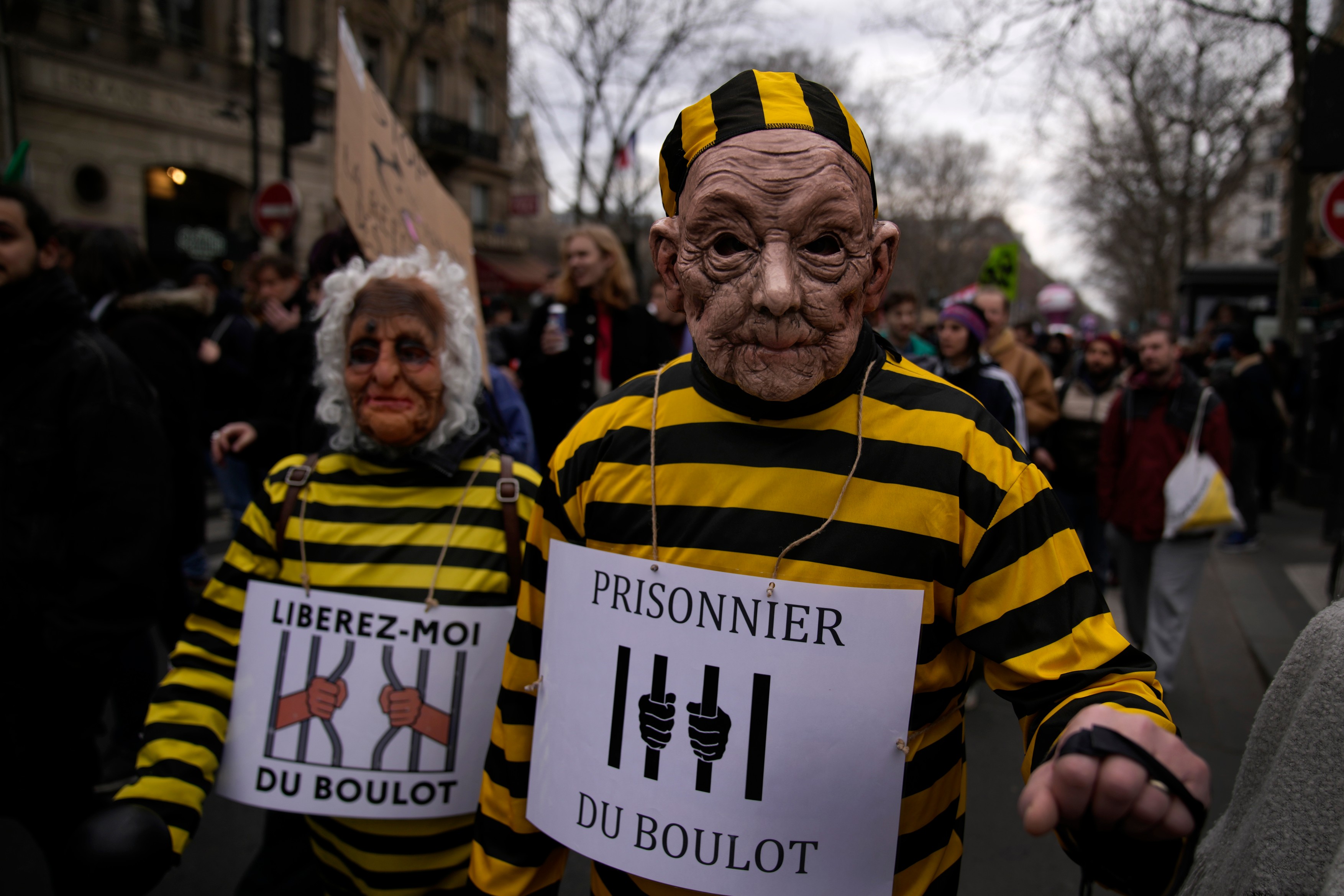 Peste 1,2 milioane de francezi, în stradă pentru a protesta față de proiectul lui Macron de creștere a vârstei de pensionare - VIDEO