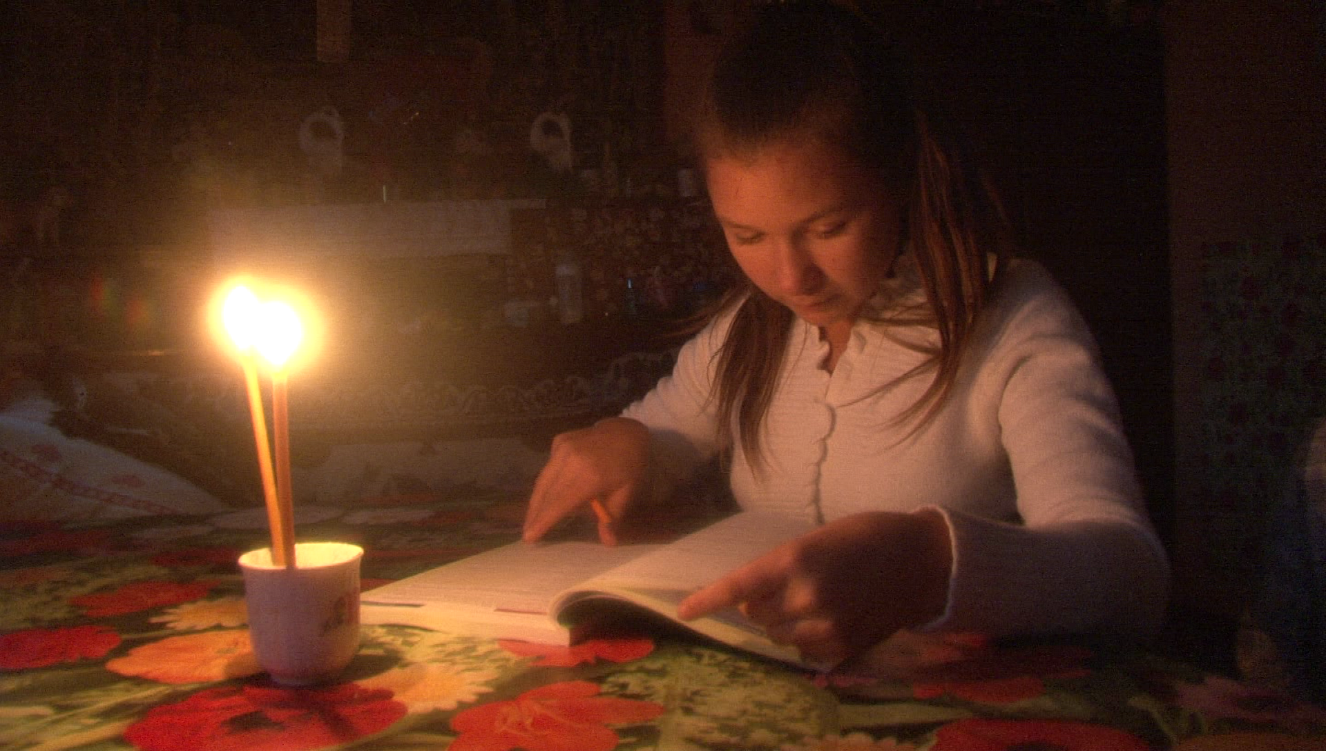 Lecție de ambiție! Este cea mai bună din școală, deși își face temele la lumina lumânării